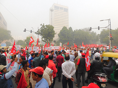 Mahapadav_workers_marching_in