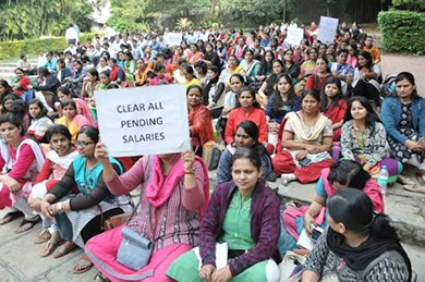 Sinhgad protests against nonpayment of salaries of teachers