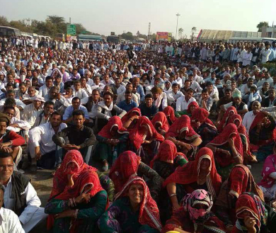 Rajasthan farmers blocked the Jaipur- Sikar highway after they were stopped from entering Jaipur