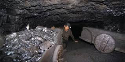 Miner in rat hole mine