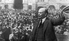 Lenin-adressing-citizens