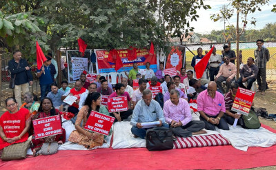 IDBI workers organise dharna against privatization